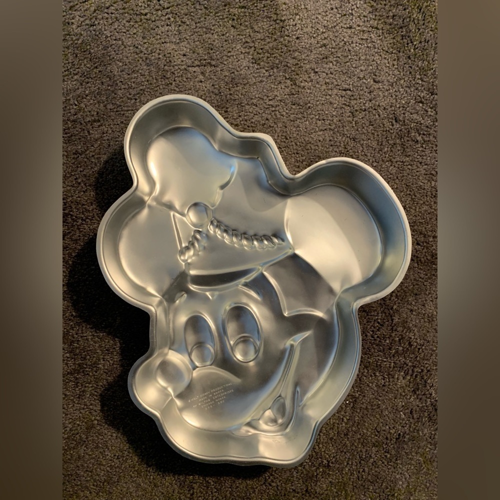 DISNEY “Mickey Mouse” Cake pan. BANDLEADER. Wilton vintage. Good used condition. - Picture 2 of 2